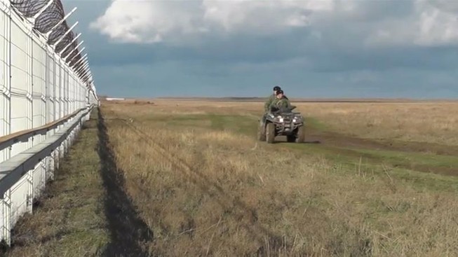 Nga dựng 60 km hàng rào an ninh dọc biên giới Crimea - Ukraine