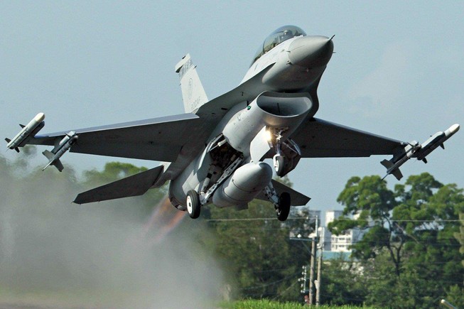 Các cố vấn của ông Trump ủng hộ bán F-16 cho Đài Loan