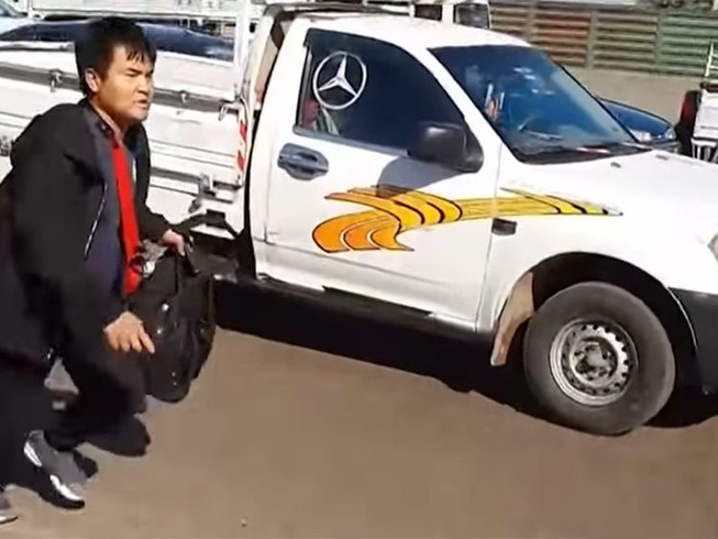 Bị giam sau khi đuổi người Trung Quốc xuống xe vì sợ COVID-19