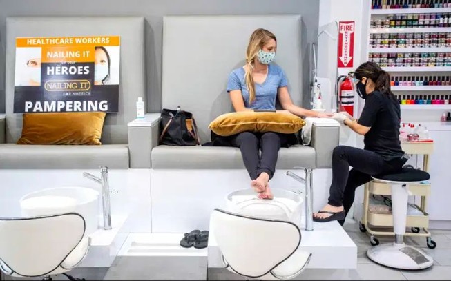Tiệm nail của người gốc Việt ở California mừng ngày mở lại