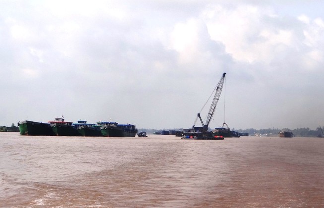 Nạo vét luồng nhưng 'chăm chăm' lấy cát