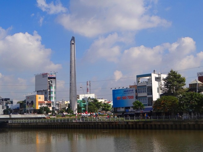Giải mã hai tháp cao vút ở hai đầu Sài Gòn