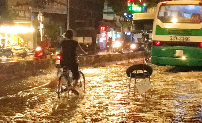 Muốn xe hút nước cứu đường ngập nặng nhất Sài Gòn