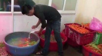 Phát hiện cả tấn cà rốt được 'làm đẹp' bằng hóa chất ở TP.HCM