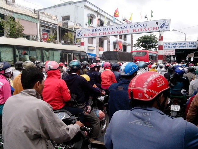 Cách chức, sa thải sáu cán bộ bến phà Vàm Cống