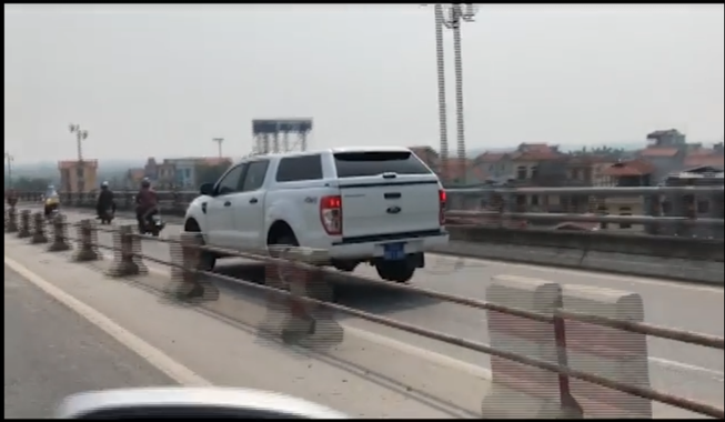 Ô tô biển xanh đi vào đường xe máy