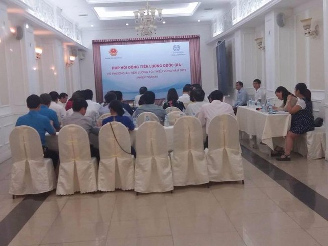 Bên đòi tăng lương 450 ngàn đồng, bên không muốn tăng