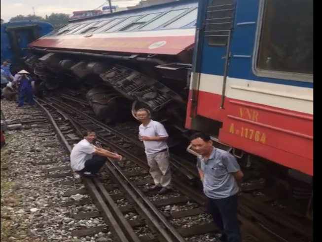 Tàu chở khách lại trật đường ray