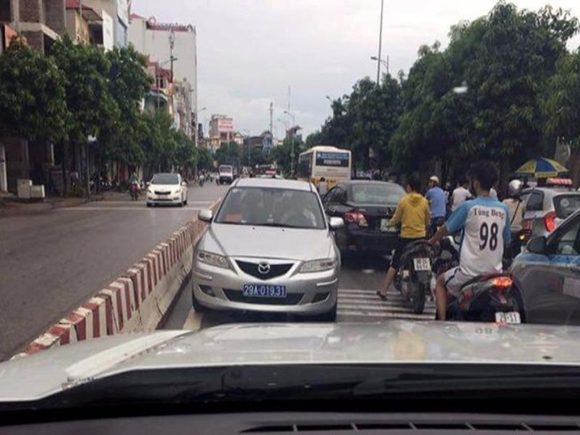 Đề nghị công an xử lý vụ xe biển xanh đi ngược chiều