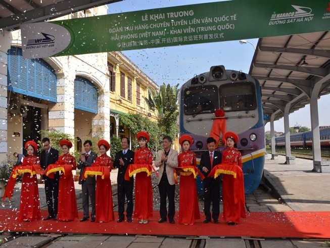 Khai trương tàu chở khoáng sản sang Trung Quốc