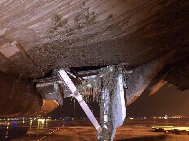 Máy bay đáp lệch đường băng, dừng bay để điều tra
