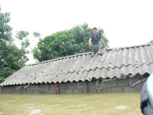 Ngập úng kéo dài, nhiều căn nhà trôi xuống sông Đà