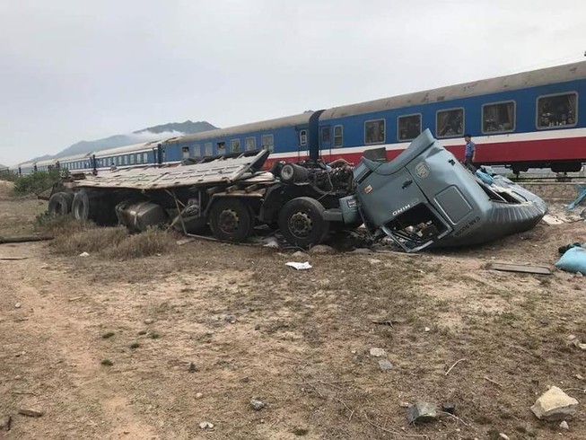 Tàu hỏa húc văng xe tải, 3 người bị thương