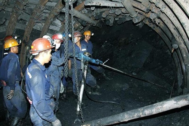 TKV: Lãi 4.000 tỉ, lương thợ lò hơn 16 triệu đồng/tháng