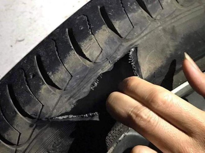 Nhiều ô tô bị rách lốp: Xác minh đá trên cao tốc