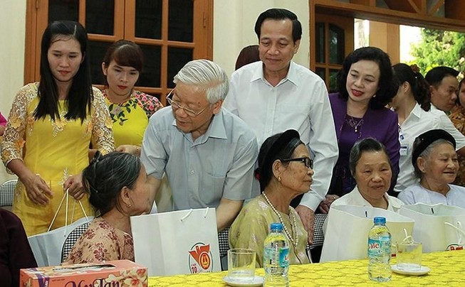 Tổng Bí thư, Chủ tịch nước tặng quà cho người có công