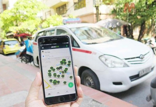 Thủ tướng yêu cầu nghiên cứu bỏ gắn hộp đèn cho xe công nghệ