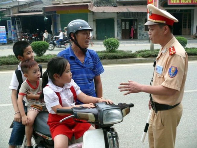 Không đội mũ bảo hiểm cho trẻ, người chạy xe máy sẽ bị phạt