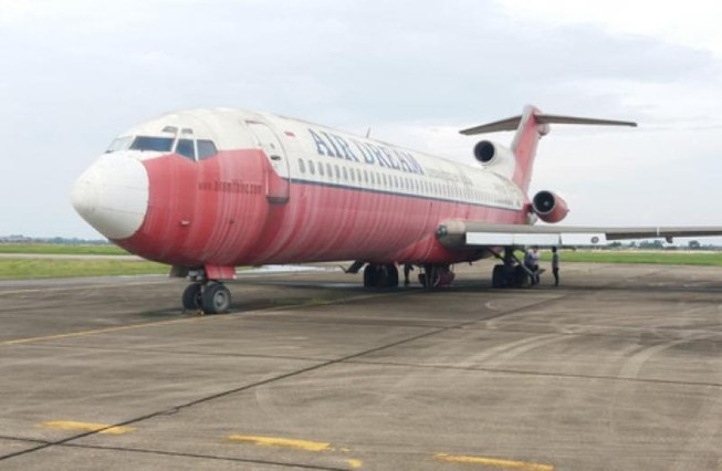 Một công ty muốn dùng bánh, kẹo đổi... máy bay Boeing 727-200
