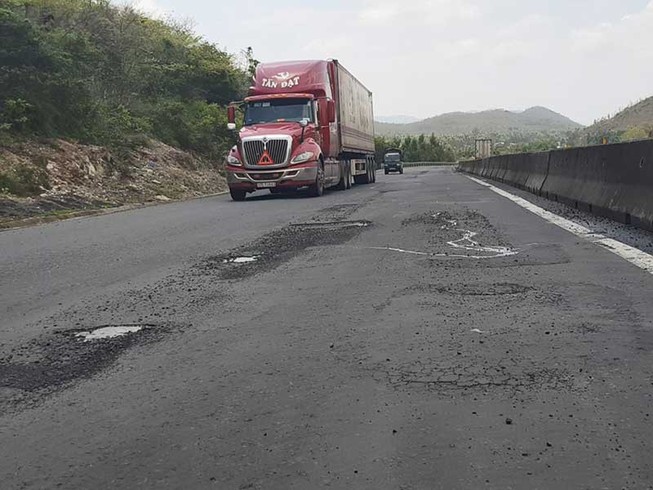 Đang sửa quốc lộ 1 qua Phú Yên bị hư hỏng