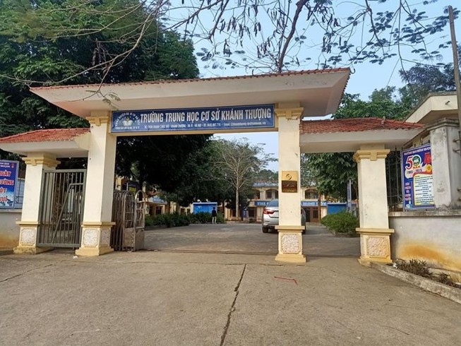 Yêu cầu công an vào cuộc vụ ép học sinh bán trinh