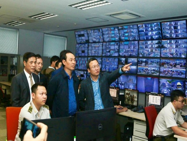 Thứ trưởng đi kiểm tra sân bay Nội Bài ngày cận tết
