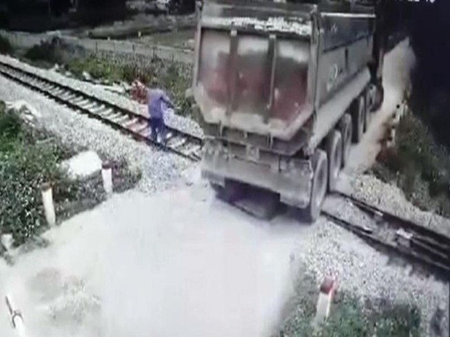 Bộ trưởng viết thư cho nhân viên gác chắn cứu đoàn tàu