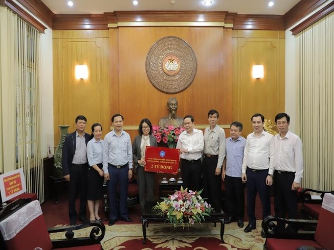 Bảo hiểm xã hội VN trao 2 tỉ đồng ủng hộ phòng chống dịch