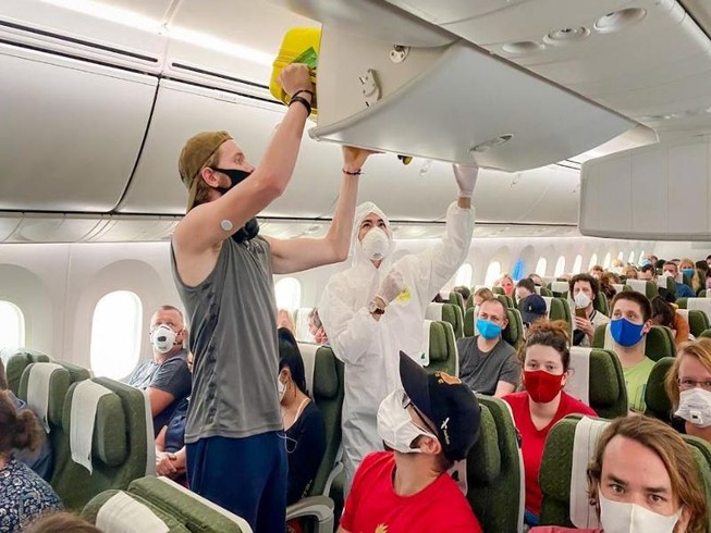 Hành khách ngồi trên máy bay phải cách nhau một ghế
