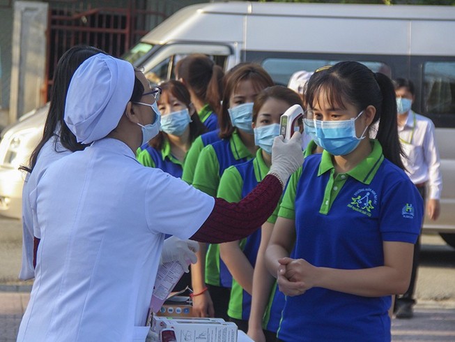 Học sinh, người lao động được trả phí mua thuốc sát trùng