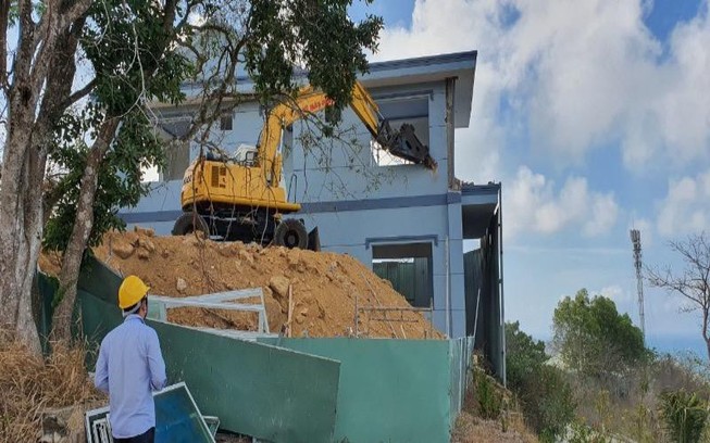 Tháo dỡ biệt thự mẫu xây dựng không phép tại Vũng Tàu
