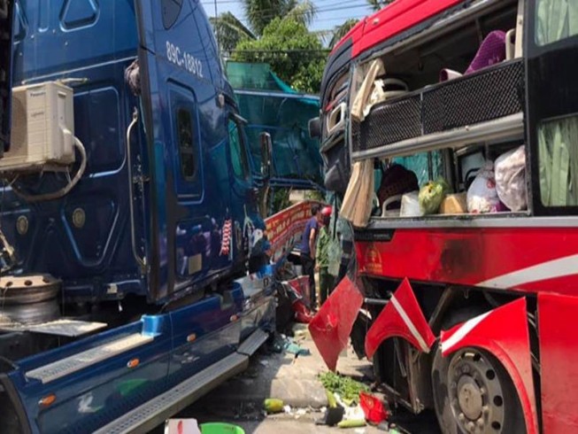 2 ô tô tông nhau, 1 phụ nữ đứng chờ xe buýt tử vong