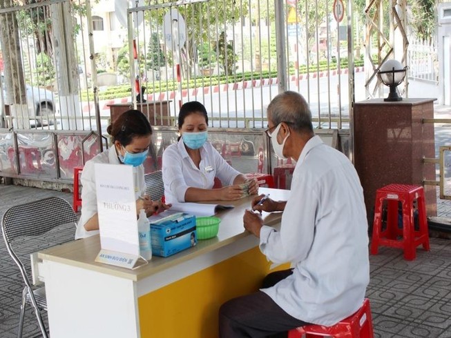 Người dân ở 5 tỉnh được nhận gộp hai tháng lương hưu