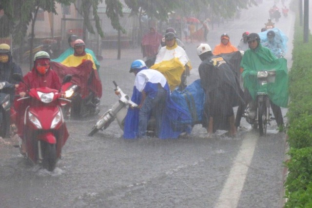 Chiều nay, phố Sài Gòn lại ngập như sông!