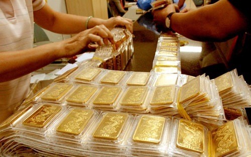 Giá vàng thế giới rơi mất 95 USD/ounce