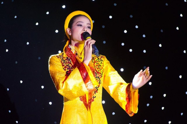 Nghe Phạm Hương hát Dạ cổ hoài lang tại cuộc thi Hoa hậu Hoàn vũ
