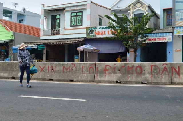 Người dân đối thoại xin mở lối đi trên quốc lộ 1A