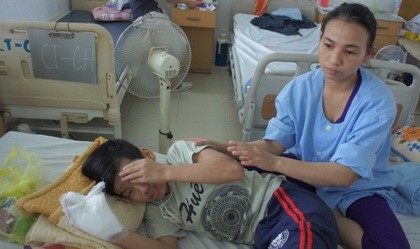 Mẹ kiếm việc làm thuê cứu đôi mắt cho con