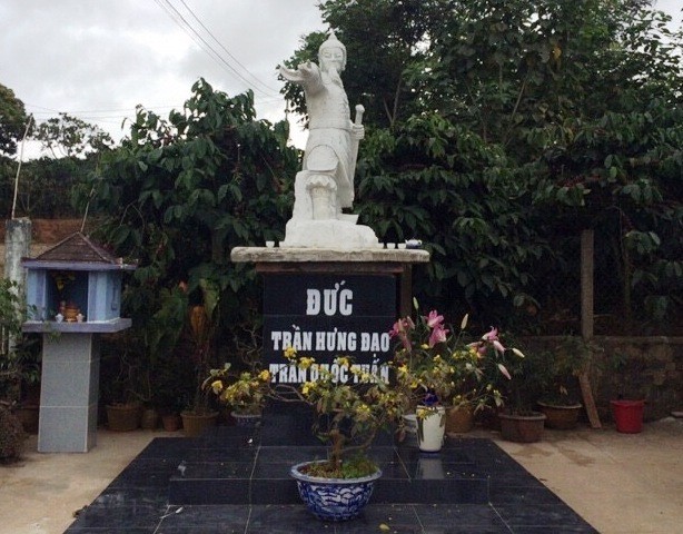 Xã cấm đặt tượng danh tướng Trần Hưng Đạo trên bục!