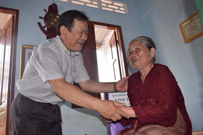 Báo Pháp Luật TP.HCM về nguồn thăm các mẹ VNAH