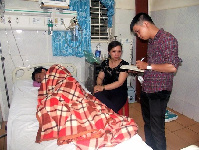 Uống rượu ngâm củ thương lục, 13 người bị ngộ độc