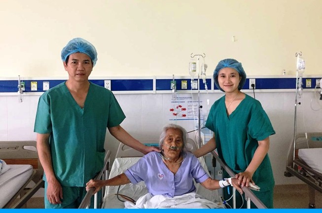 Lấy gọn ổ sỏi 'khủng' trong ống mật cụ bà 94 tuổi