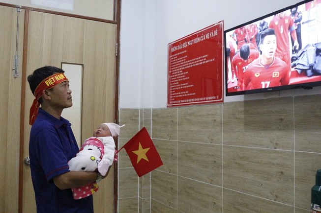 Bé sinh lúc VN gỡ hòa, bố ẵm con đi cổ vũ