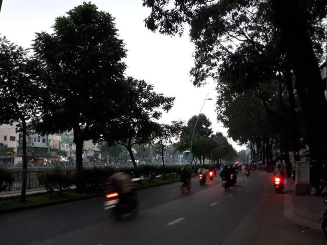 Người dân TP.HCM bật đèn xe đi giữa ban ngày