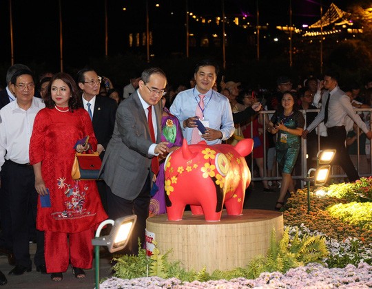 Chủ tịch Quốc hội, Bí thư Thành ủy bỏ ống heo tại Đường hoa