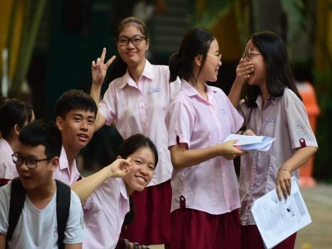 Thí sinh tự tin bước vào môn thi thứ 3 tại điểm thi trường THPT Trưng Vương, quận 1. Ảnh: Thanh Tùng