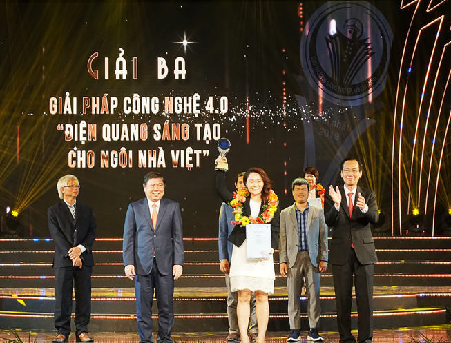 Đại diện Công ty CP Bóng đèn Điện Quang nhận Giải thưởng Sáng tạo TPHCM 2019
