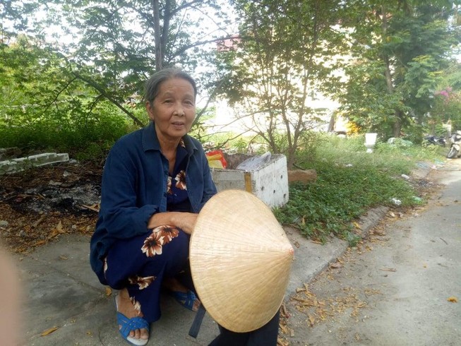 Bà ngoại 71 tuổi đưa cháu đi thi: 'Tui còn sức khỏe, lo chi !'