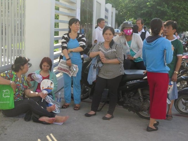 Phụ huynh 'trốn' con trực ở cổng trường