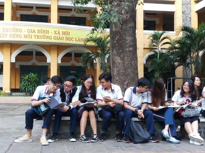 Trước giờ thi Văn, thí sinh vẫn tranh thủ ôn và ... đoán đề